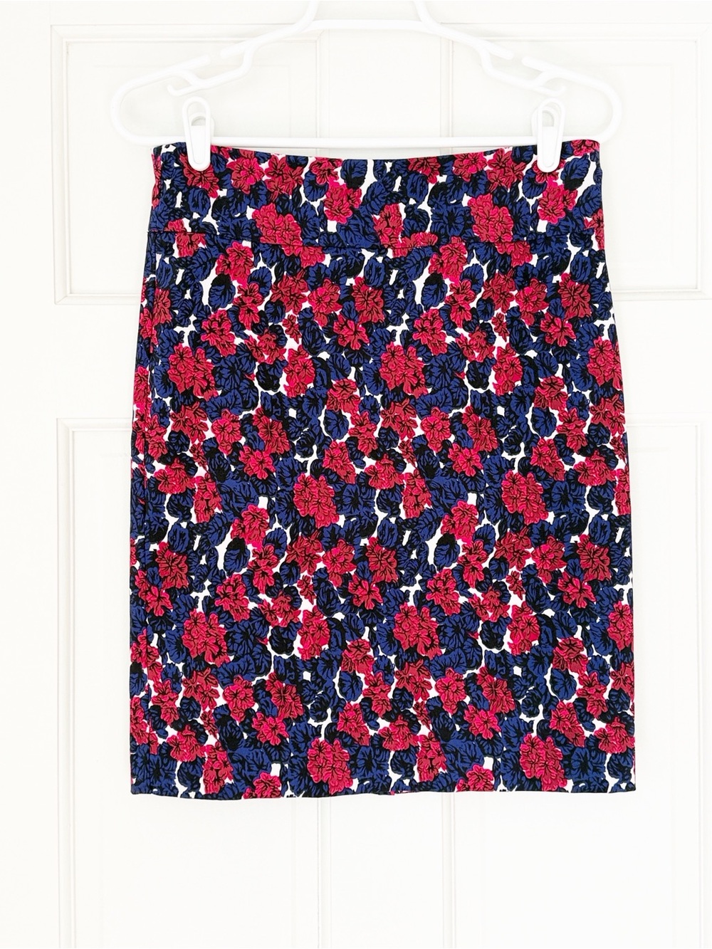 MARGARET M skirt size M red blue white floral pattern straight stretch Stitchfix